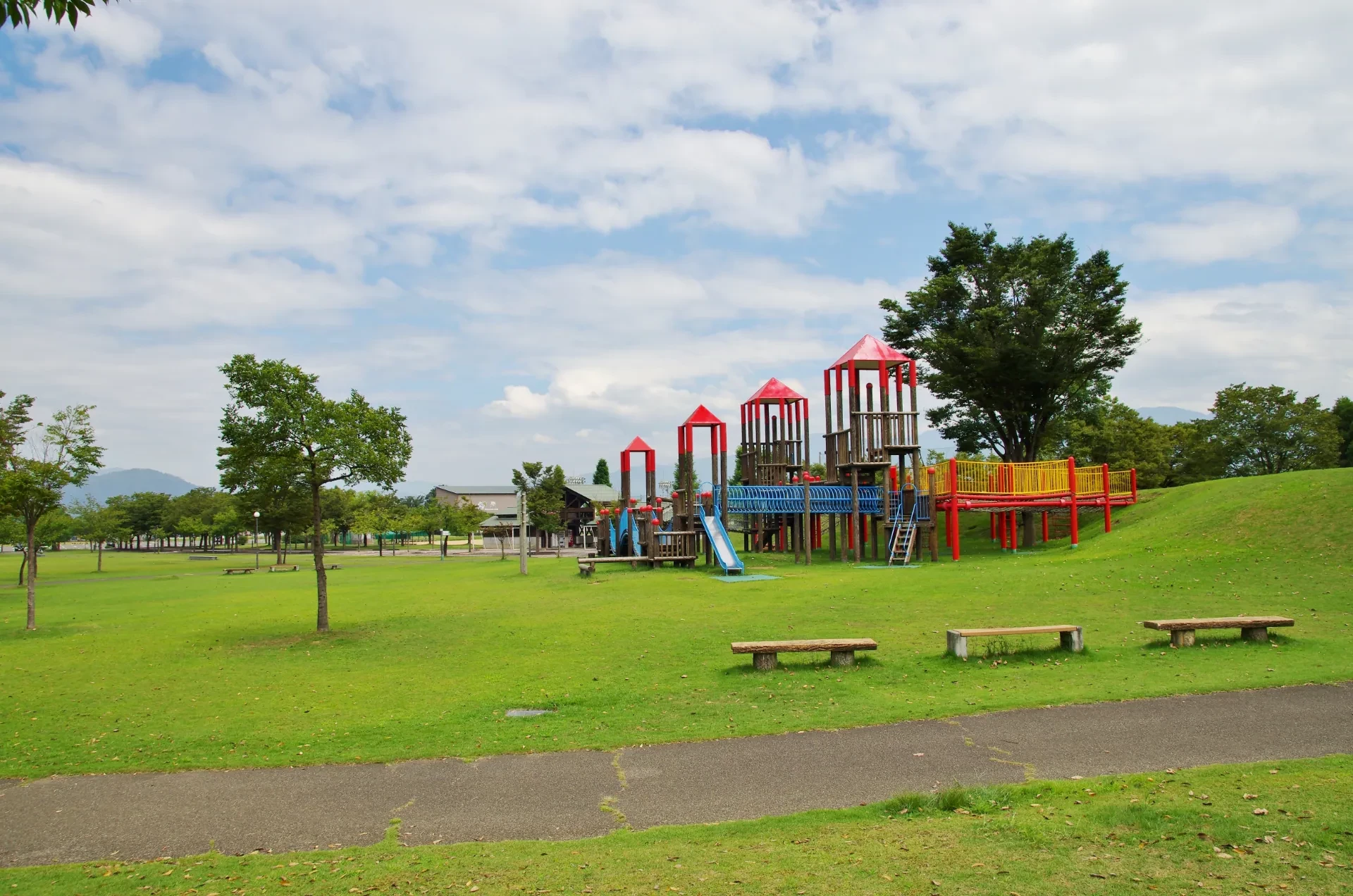 緑豊かな公園と遊具