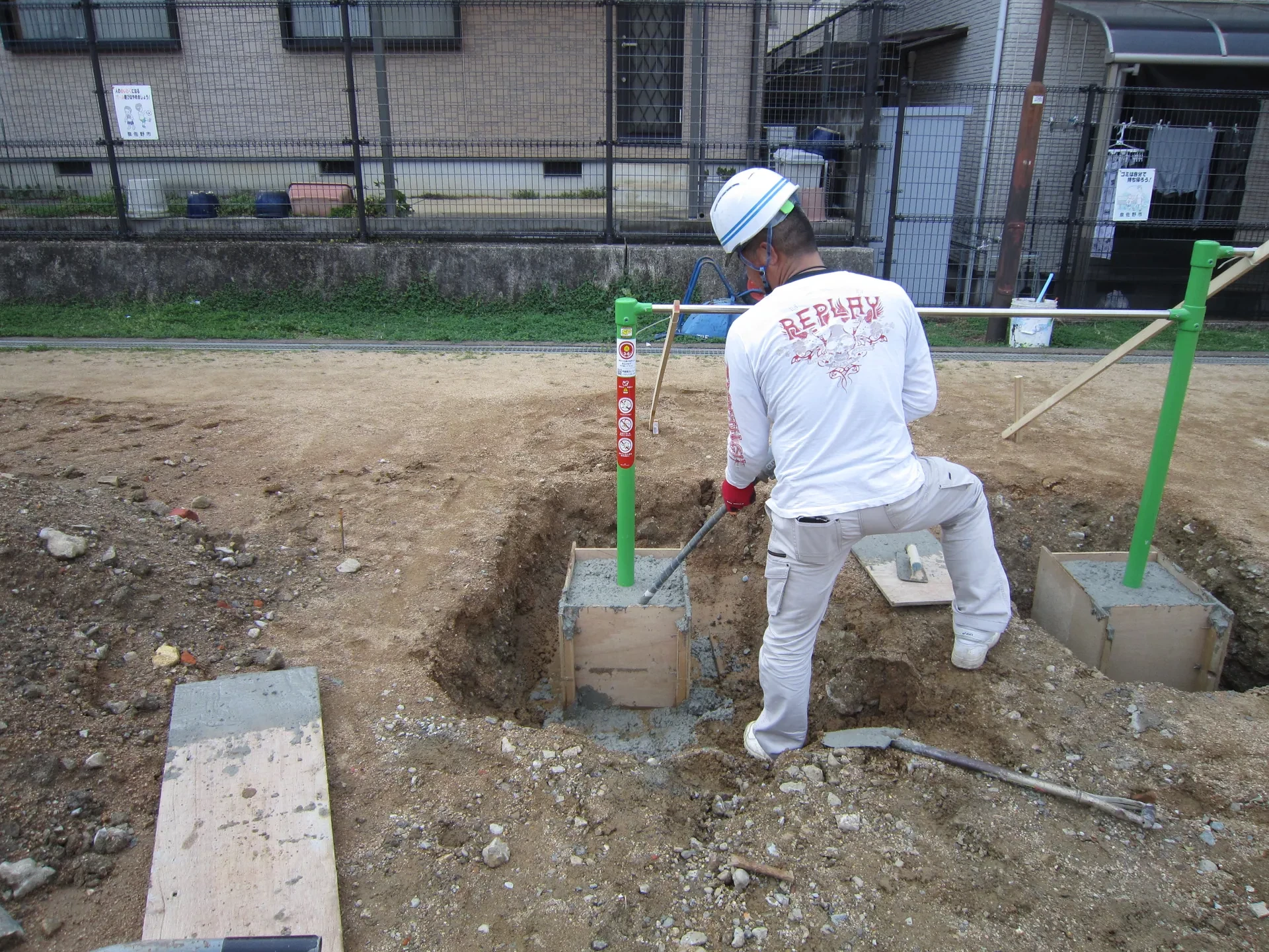 公園の遊具基礎を施工する作業