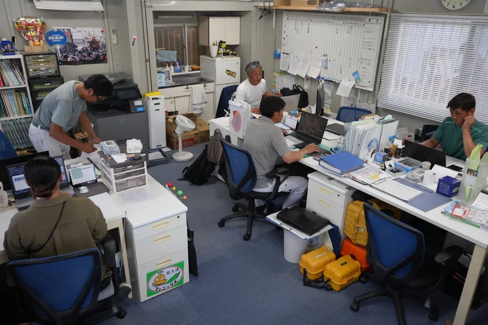 事務所で業務にあたる社員たち