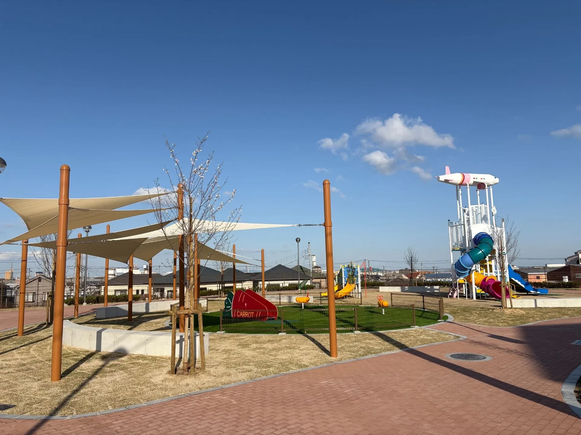 コトブキ造園土木が手がけた公園の広場と遊具