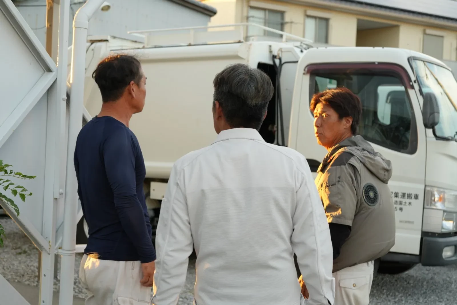 現場で打ち合わせをする社員たち