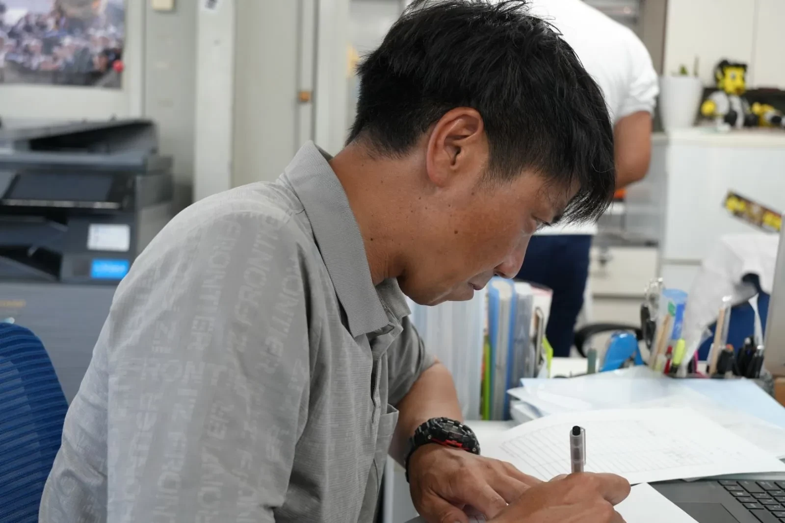 事務所で図面を確認する社員