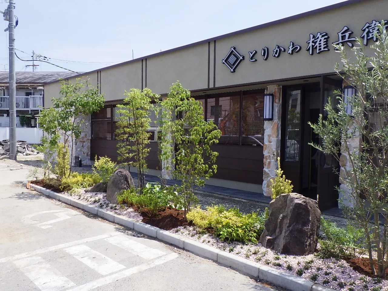 店舗前の植栽・外構工事の仕上がり
