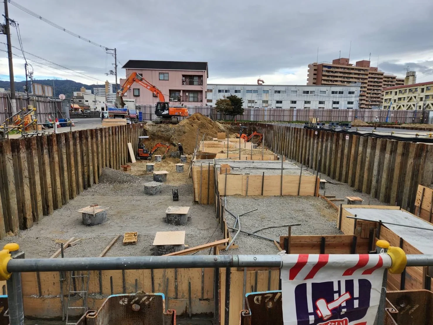 山留・基礎工事が進む市街地の現場