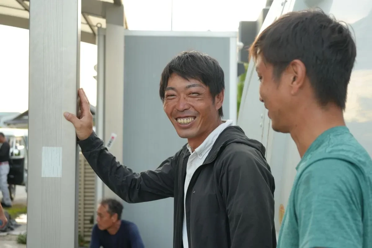 道具を積み込む社員