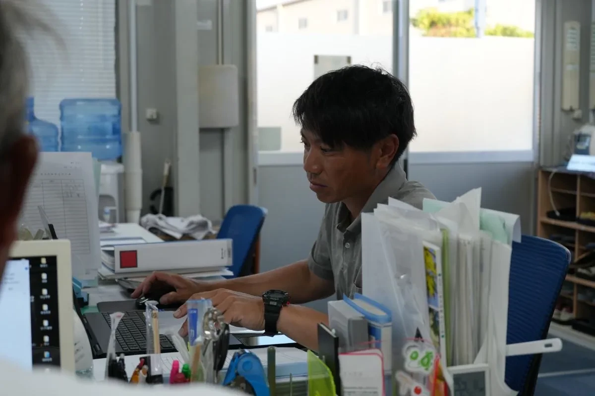 休憩中のベテラン社員