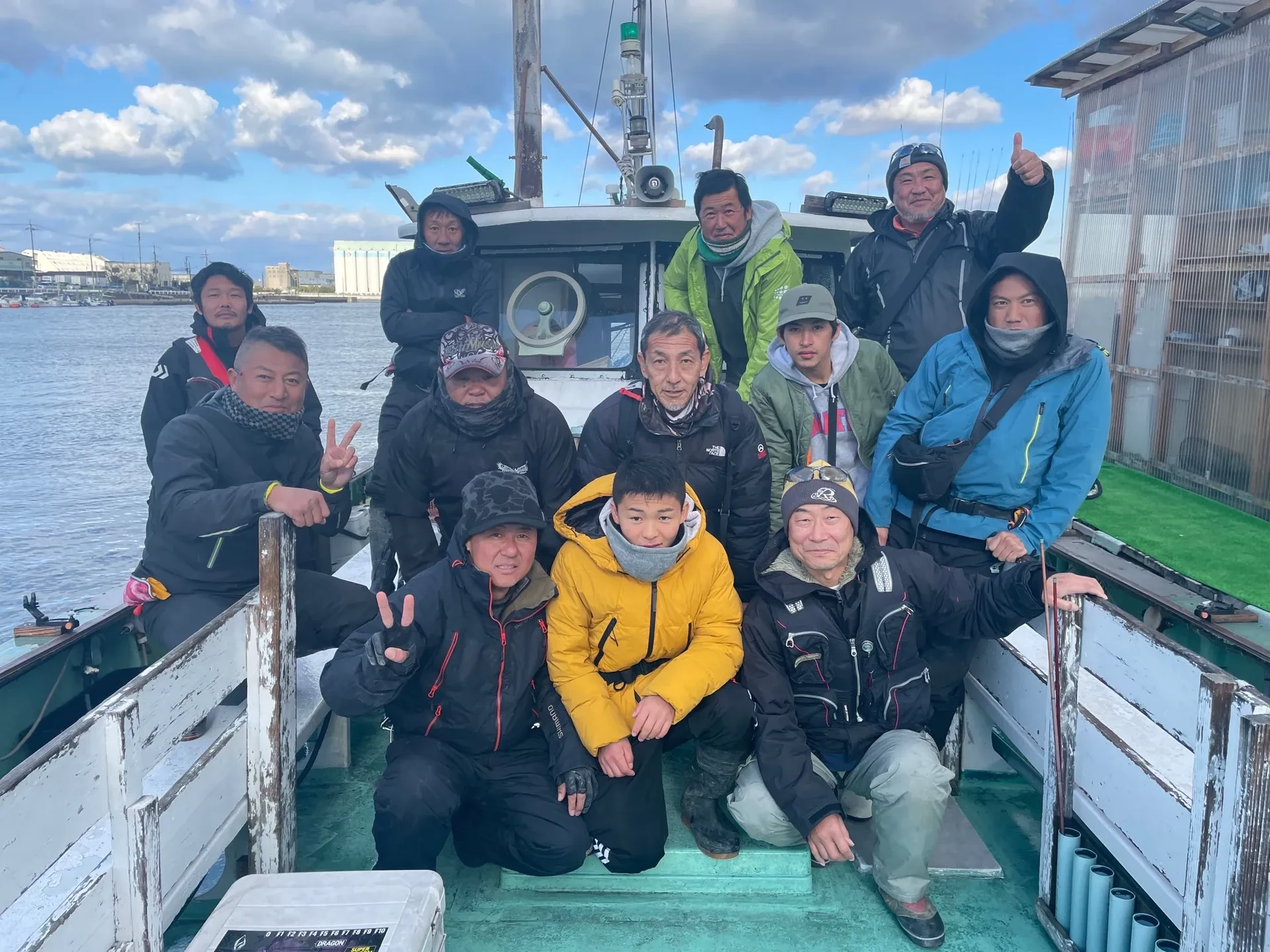 太刀魚釣りに出かけた社員のみなさんの集合写真