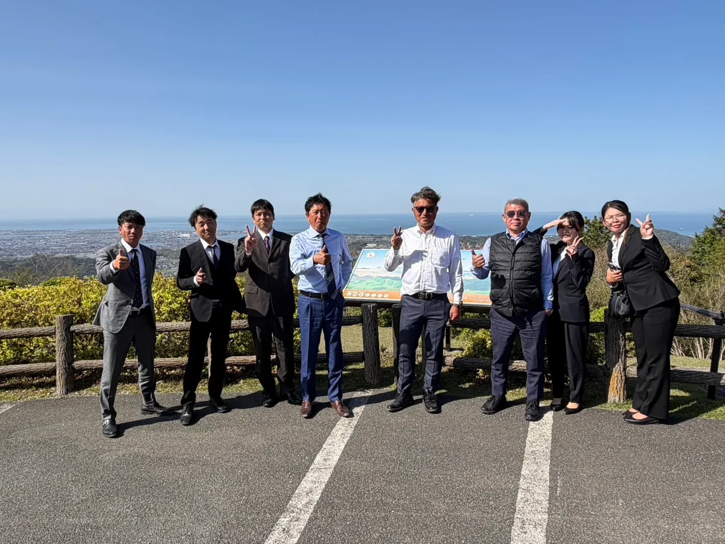 春の伊勢参りに出かけた社員のみなさんの集合写真