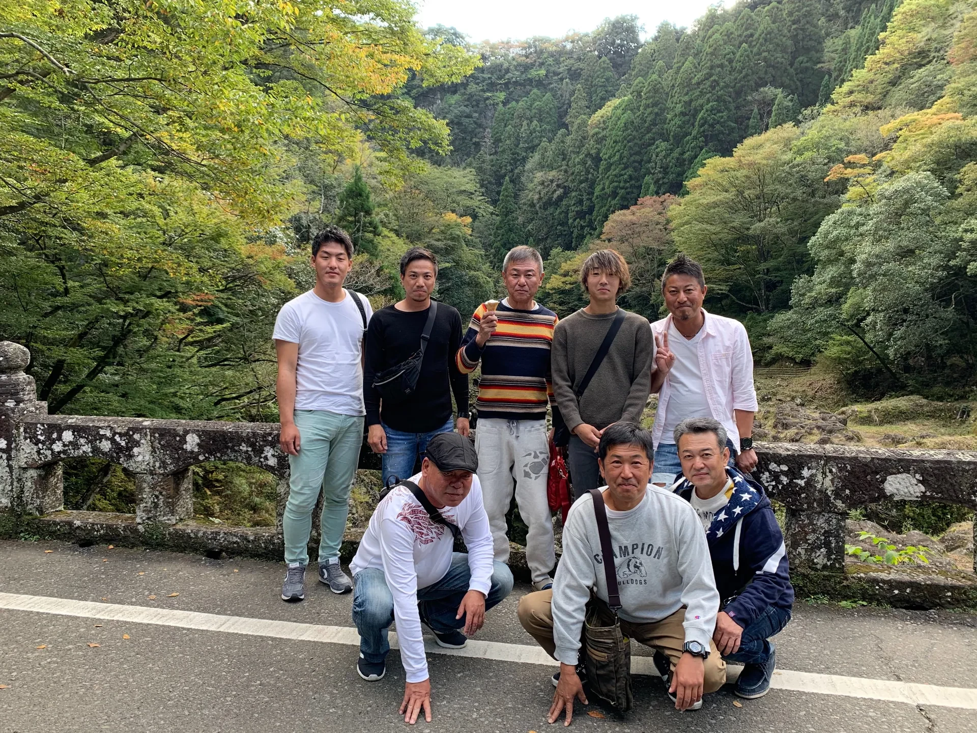 慰安旅行で訪れた渓谷での集合写真
