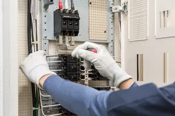 写真：電気工事の作業