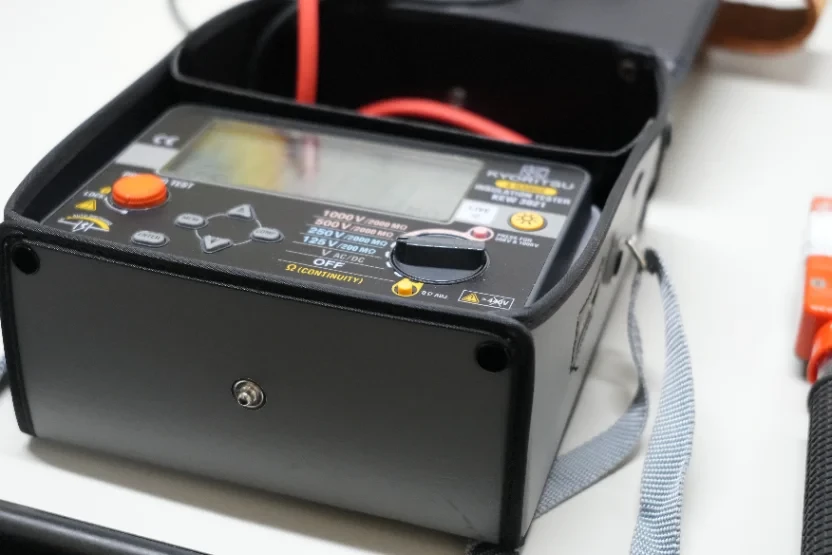 写真：点検中の機器