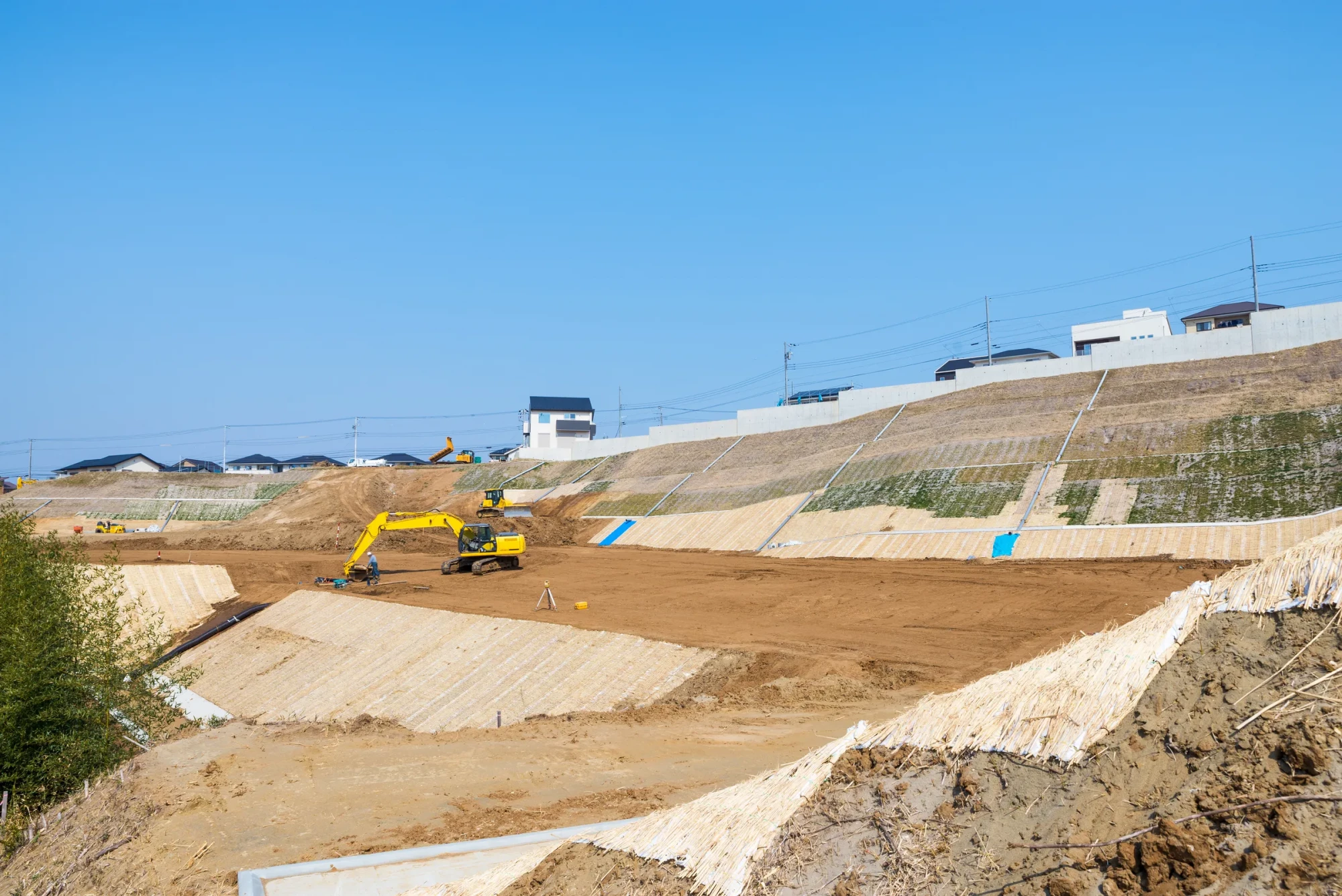 法面を整えながら進める土地造成工事の現場全景