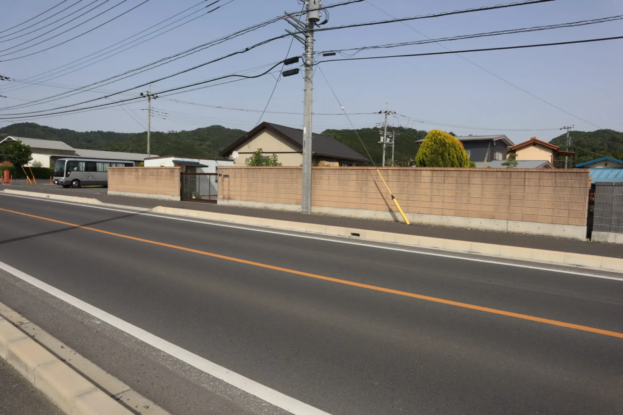 道路に沿った塀と縁石を仕上げた現場