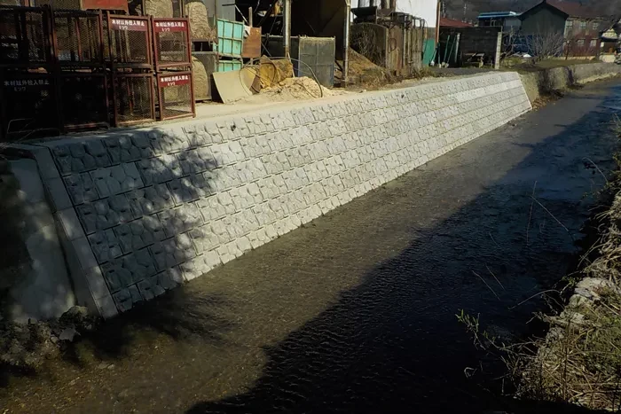 河川の護岸をブロックで整えた完成後のようす