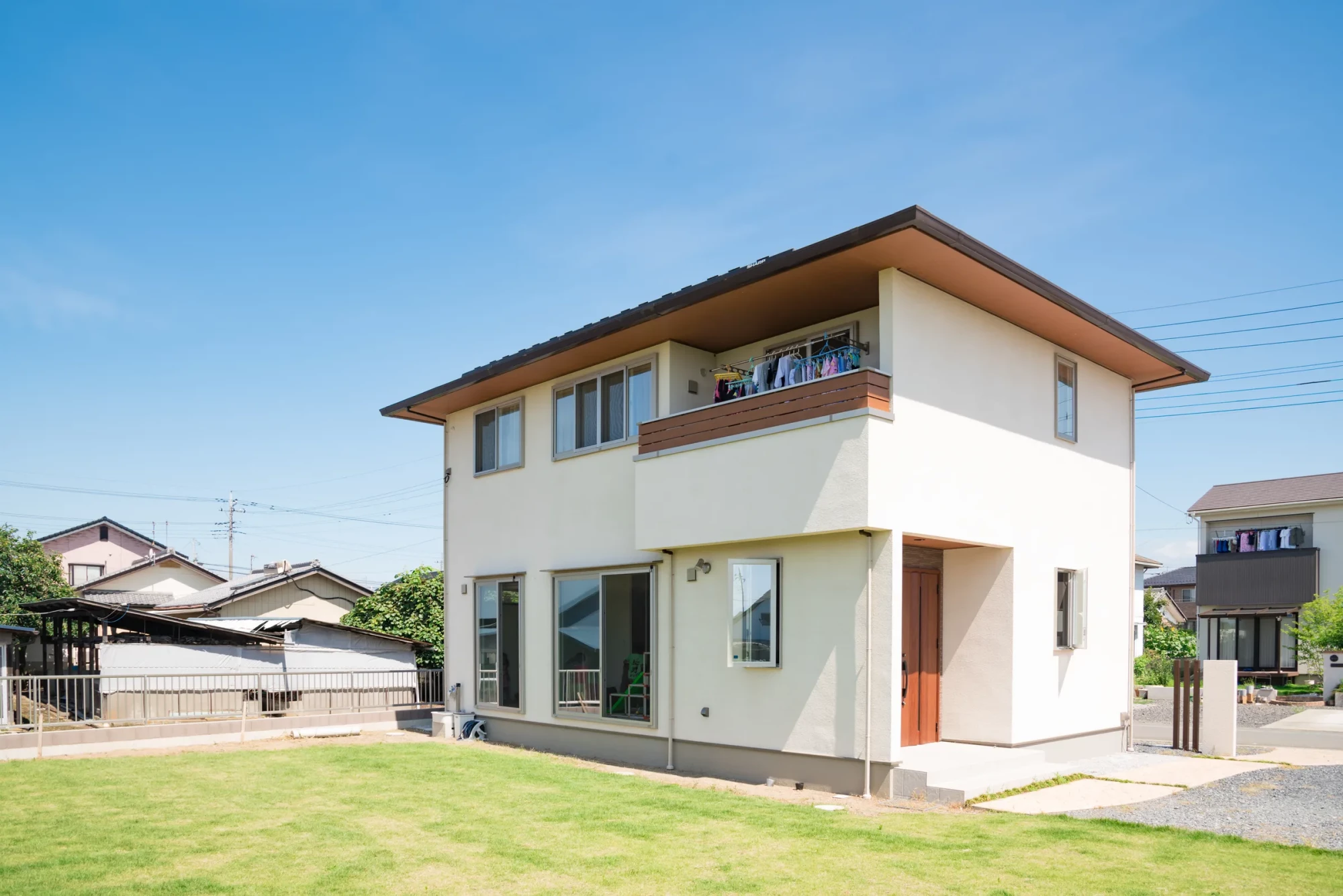 芝生と外構が整えられた住宅の外まわり