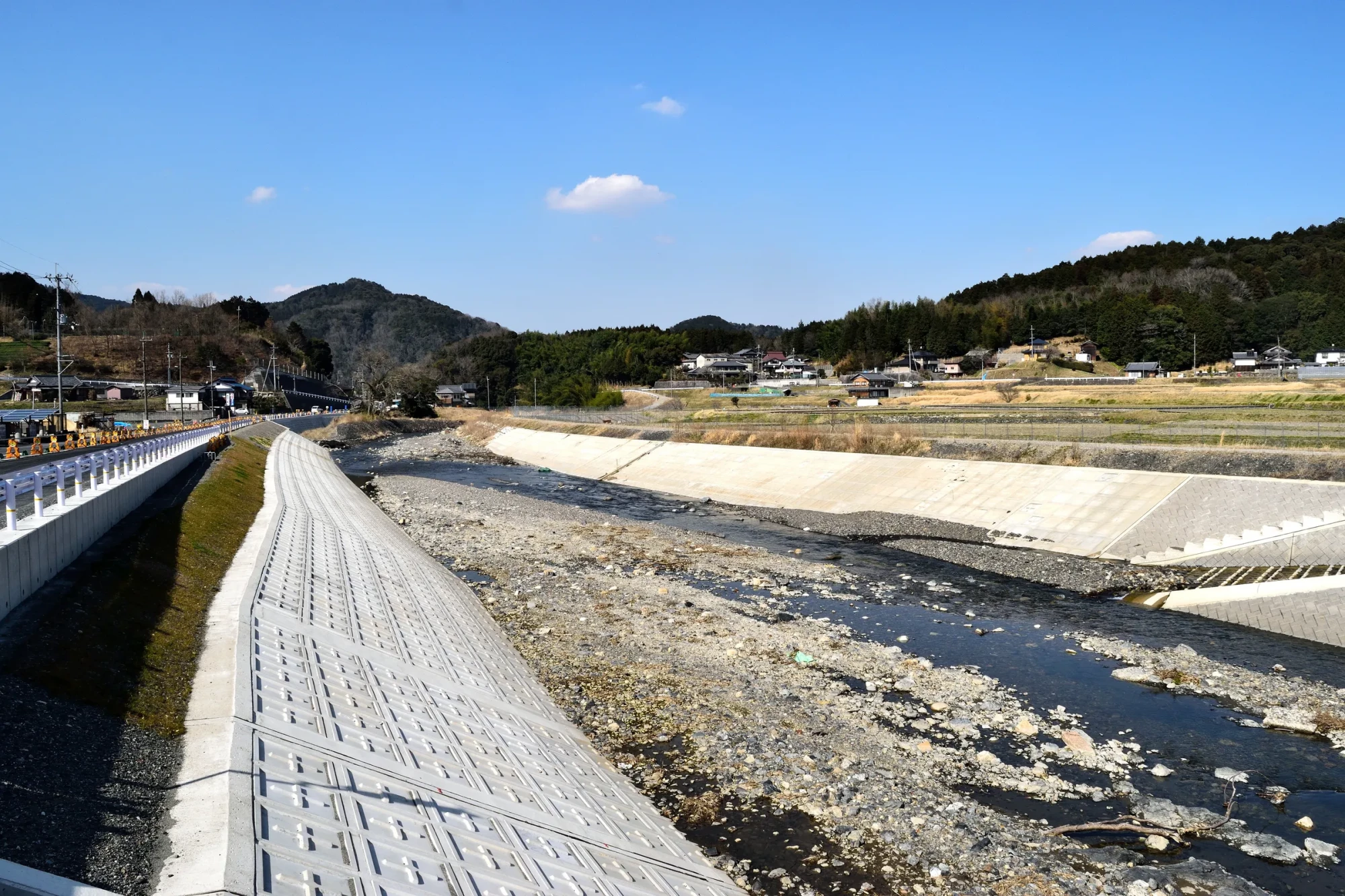 護岸を整備した河川工事の現場