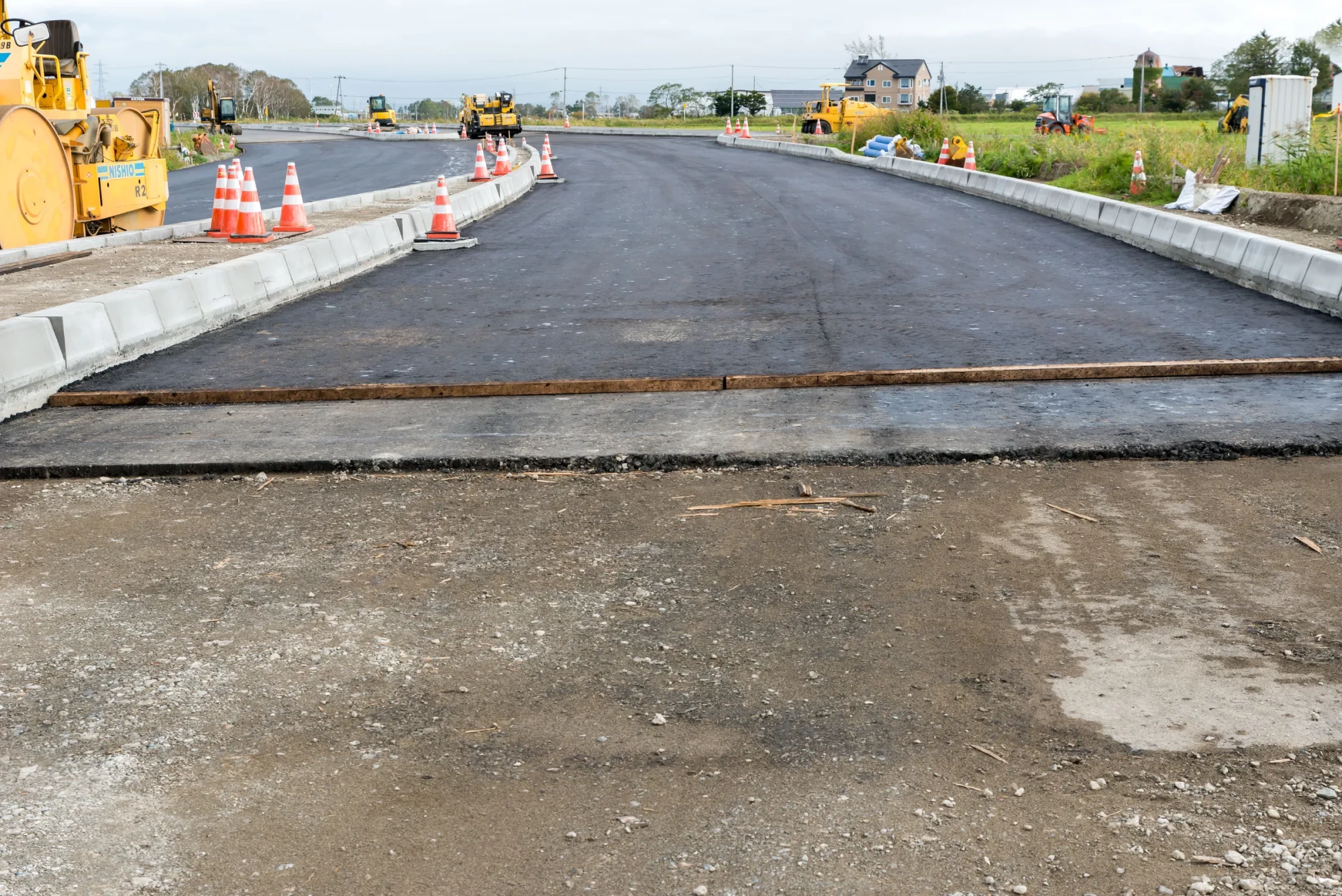 舗装を仕上げた道路工事の現場