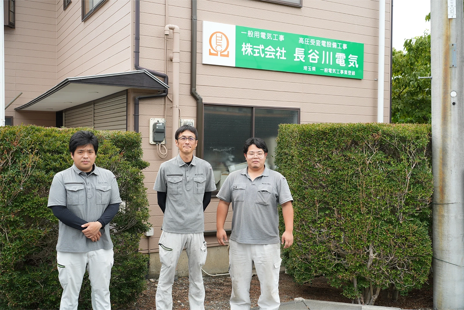 道具棚に並ぶ電動工具