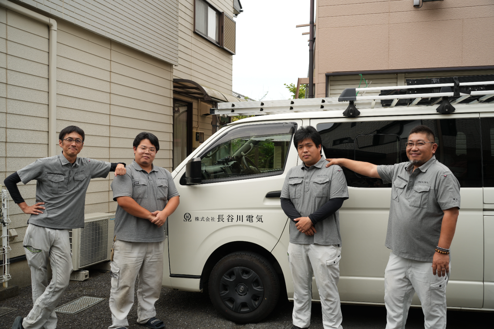 長谷川電気スタッフ集合写真