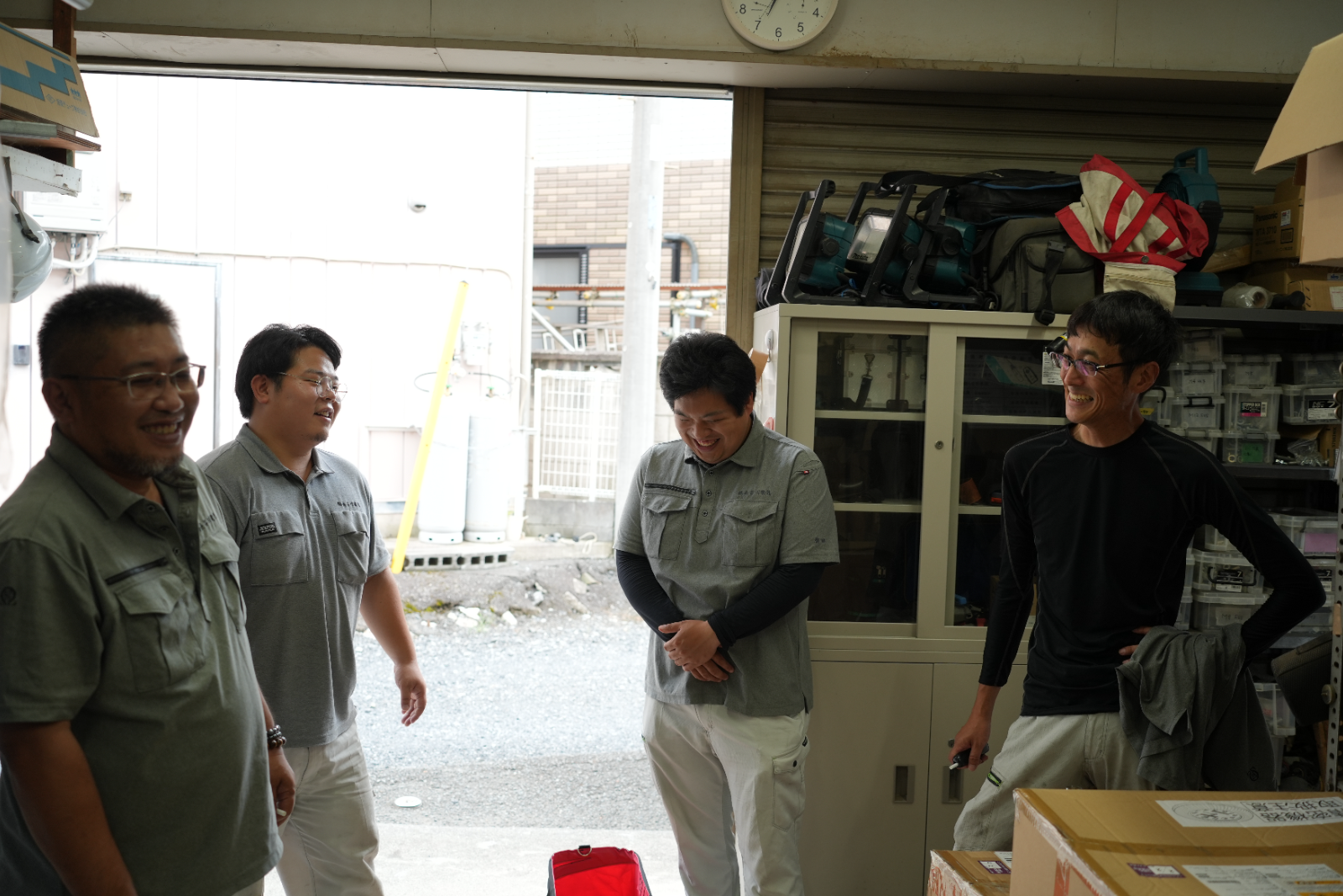社用車の前に並ぶスタッフ
