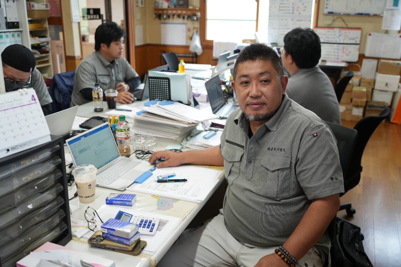 倉庫で資材を確認するスタッフ