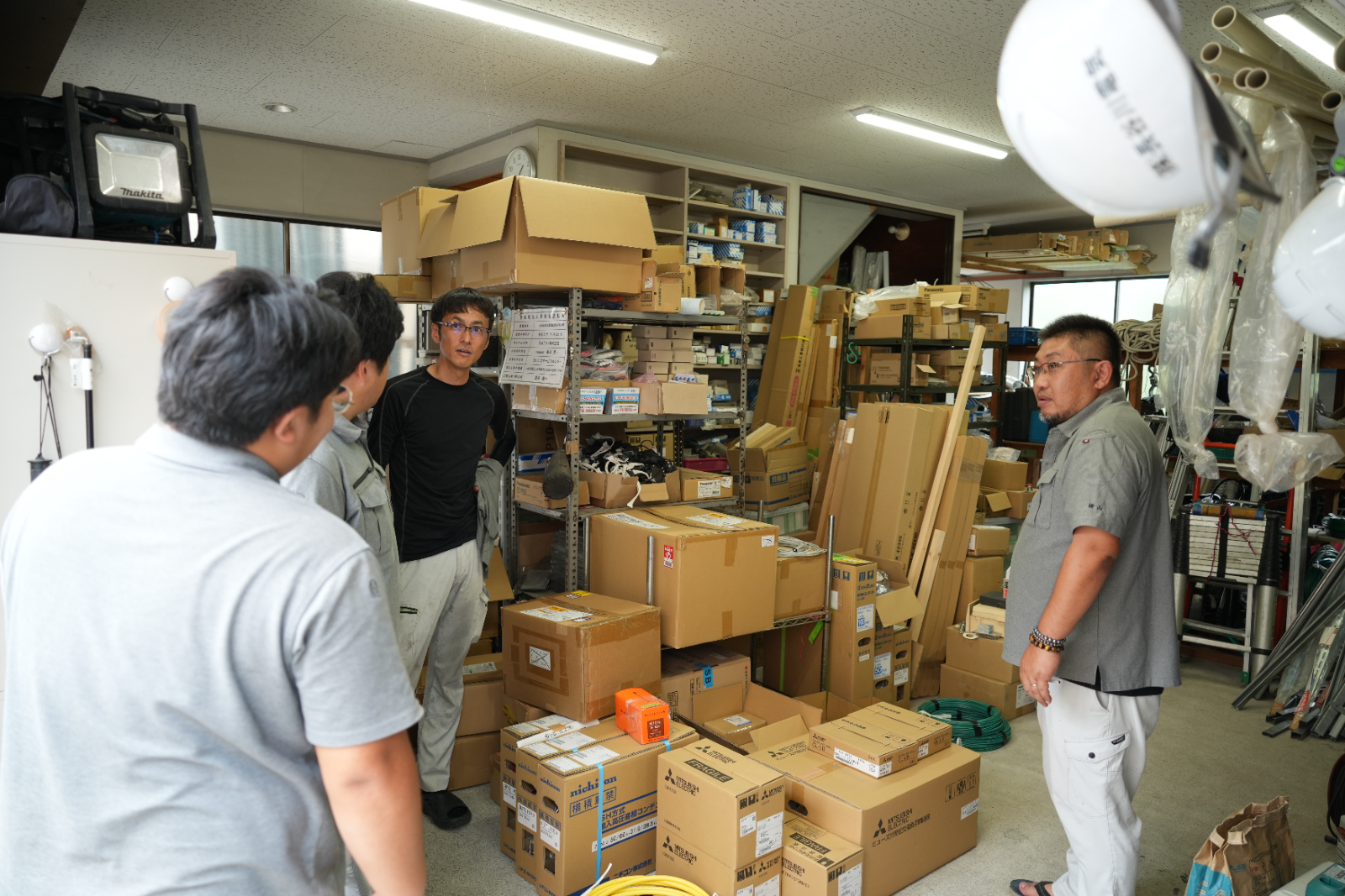 倉庫の入り口で笑いあうスタッフ