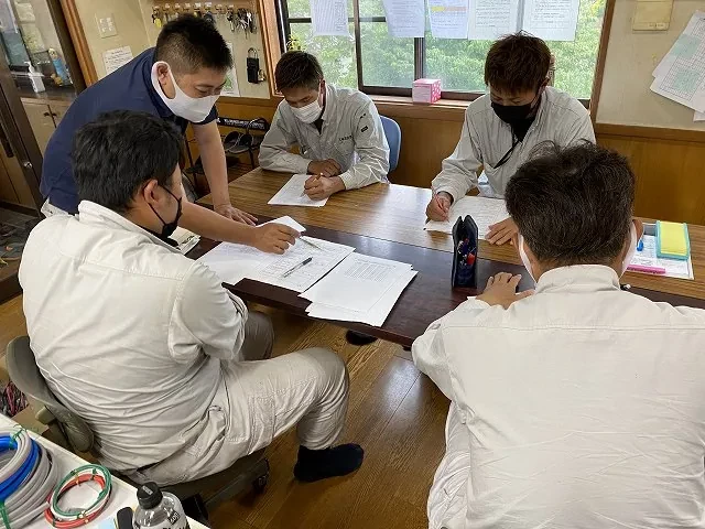 社員みんなで制度や段取りを話し合うミーティングの様子
