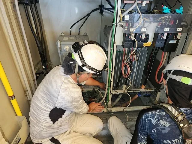 受変電設備の配線を施工する職人
