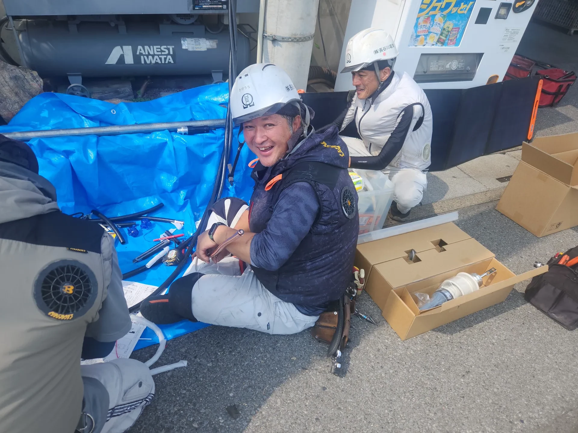 現場で作業する長谷川電気のスタッフ