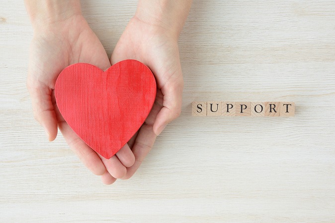 掌にハートマークとSUPPORTブロック