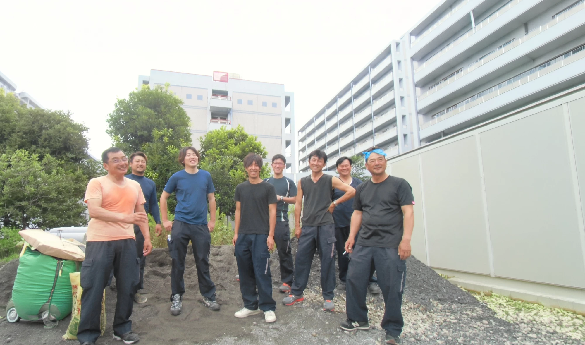 ケーブルの成端作業を行う手元