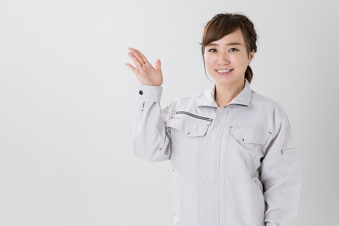 案内する女性作業員