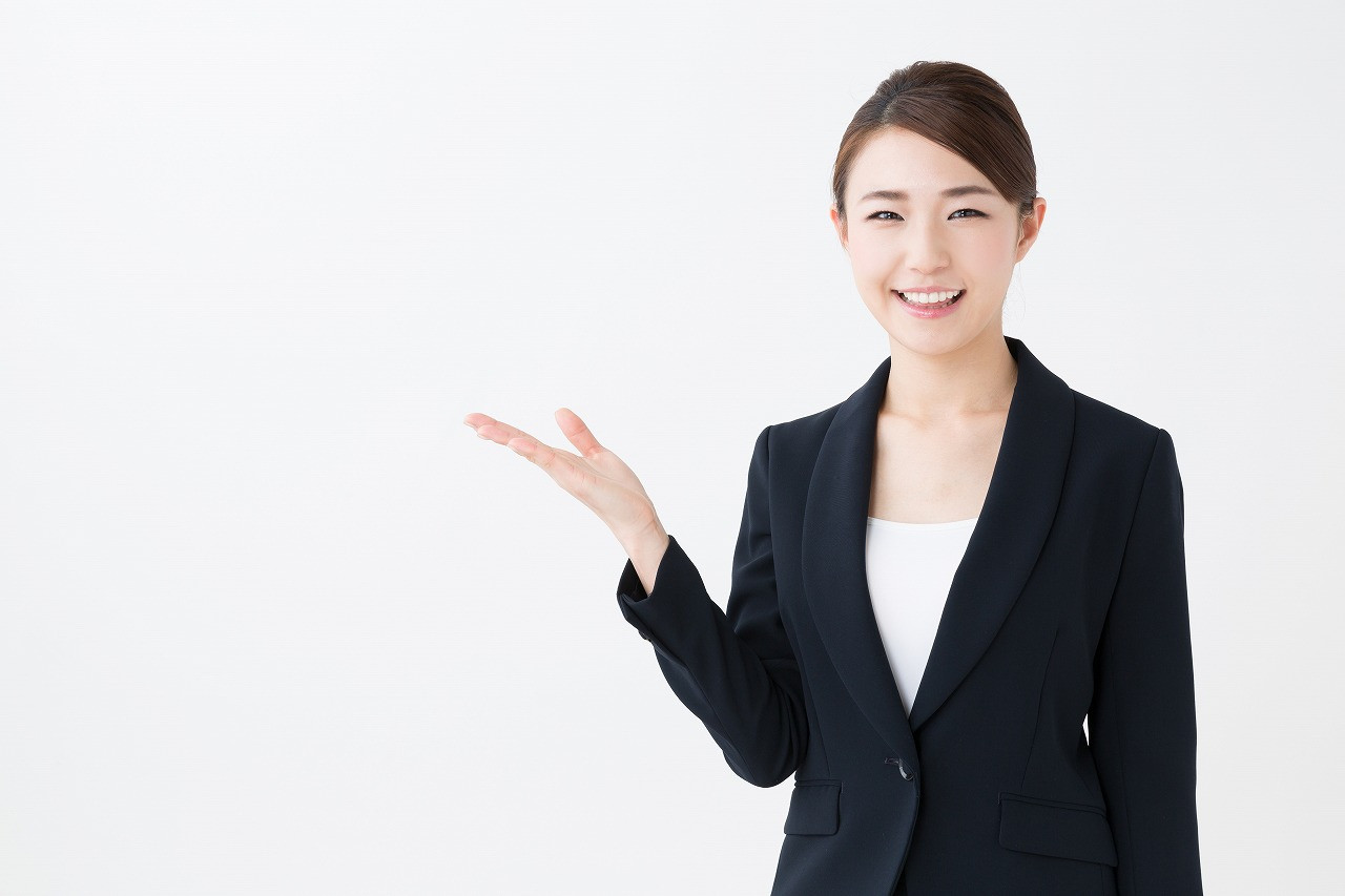 案内する女性