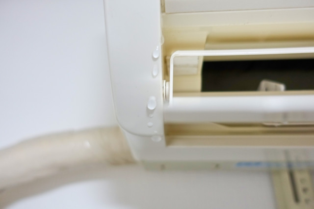 家庭用エアコンの水漏れ｜今すぐできる応急処置と原因別の解決法