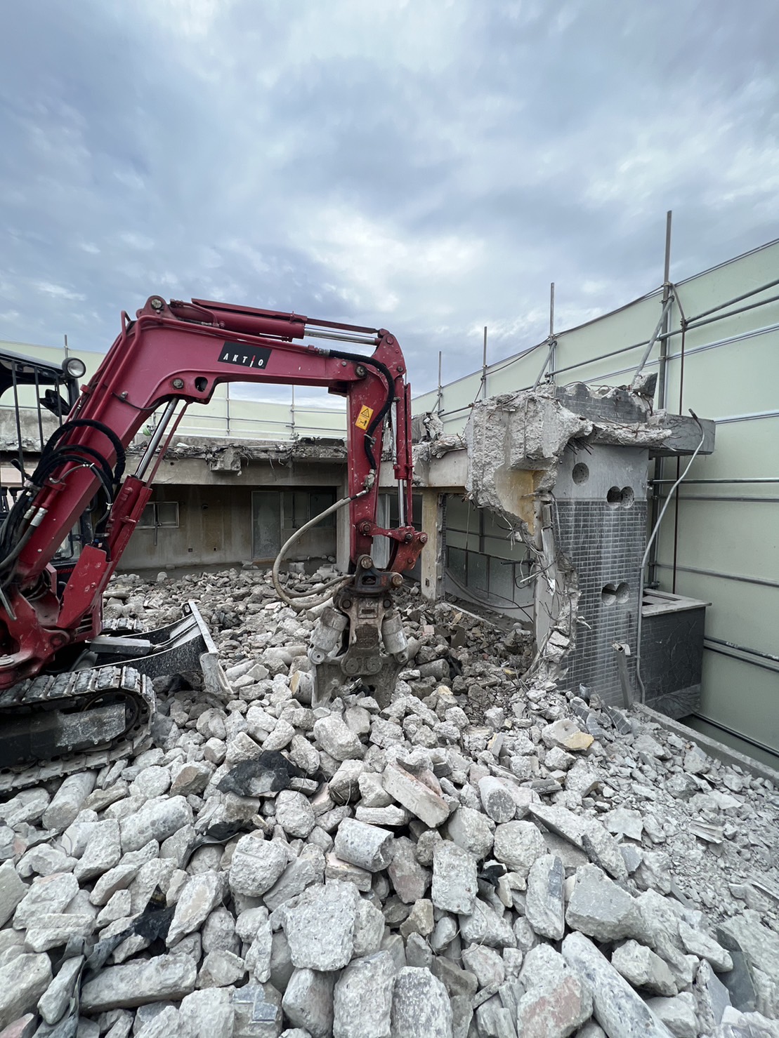 建築家の解体　限定1000部 神奈川県某所にてS造解体作業風景です！ この時新車(0.45セパ)で
