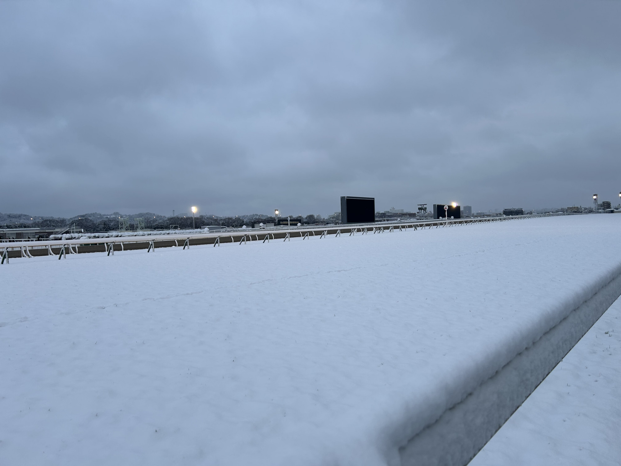 雪が降る町