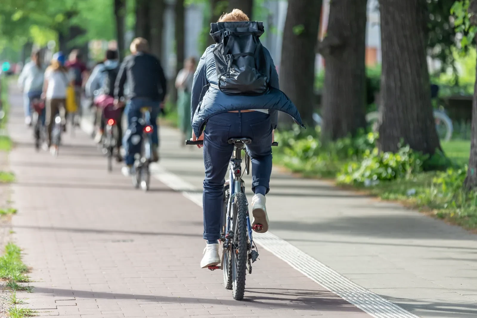 自転車で出かける様子