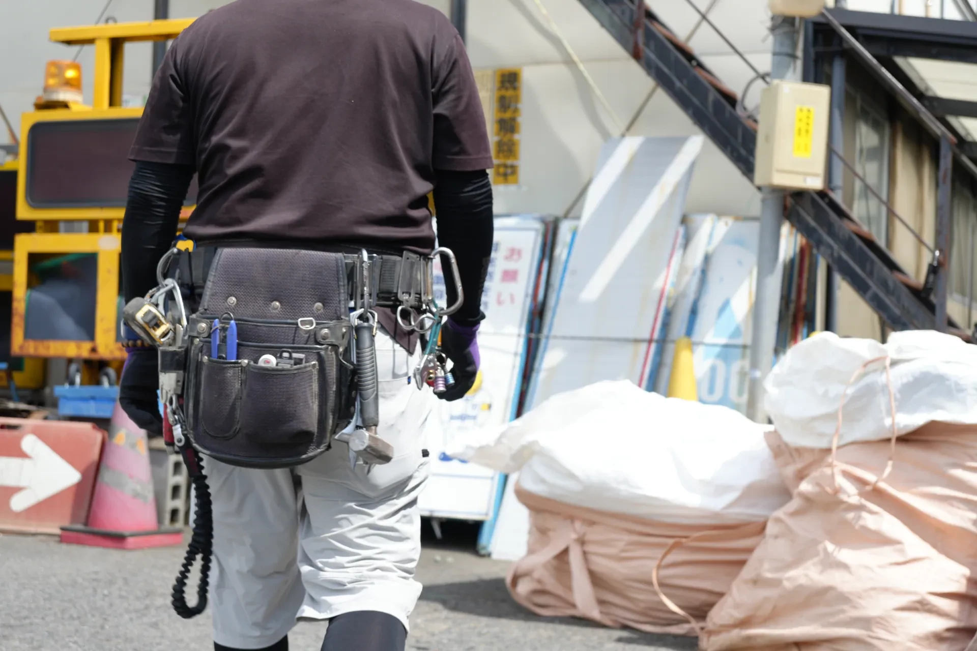 現場で資材を運ぶ様子