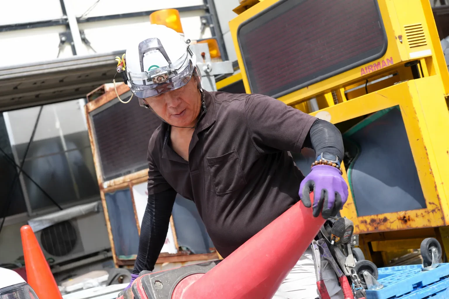 現場で作業する様子