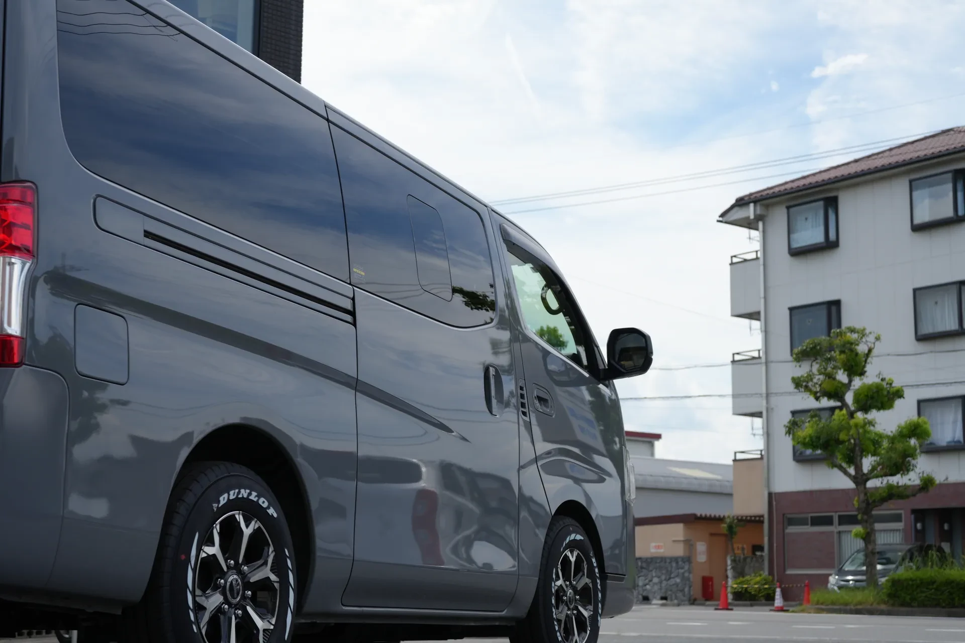 現場へ向かう社用車