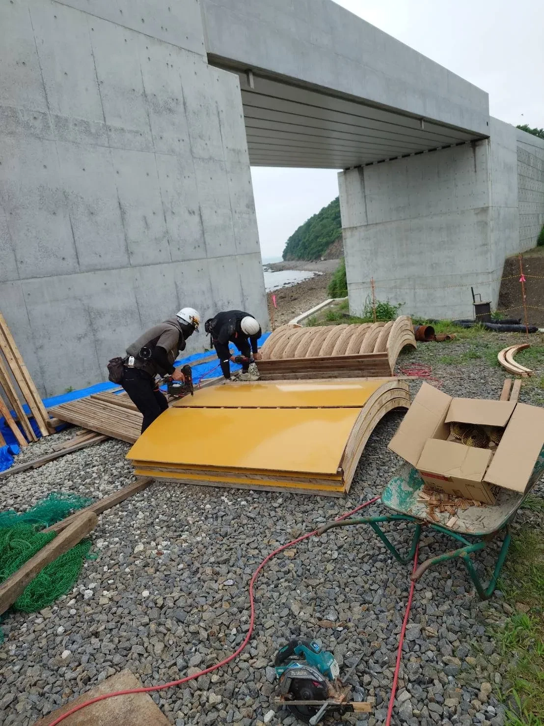 型枠を組む手元