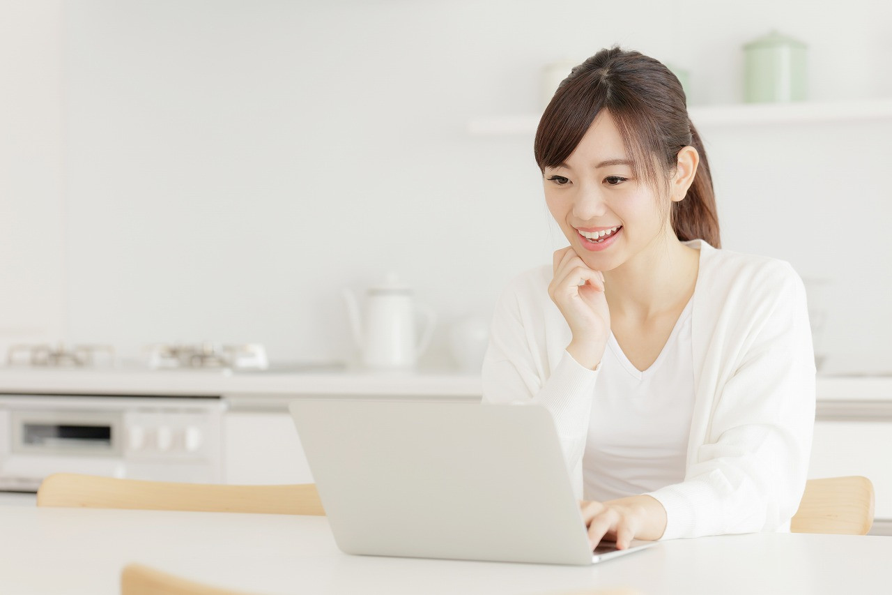 検索する女性