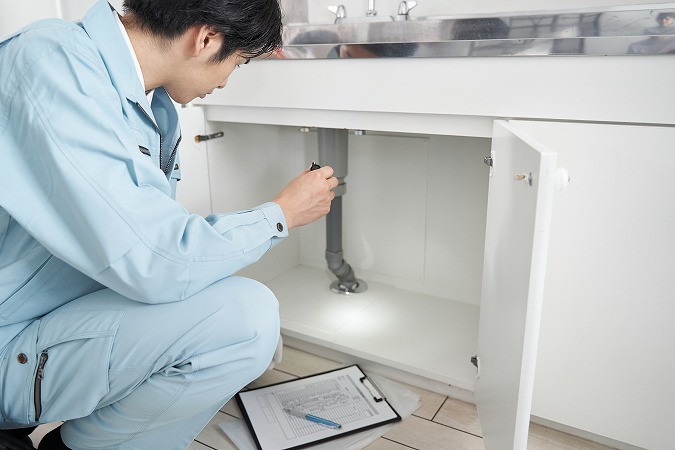 点検中の作業員