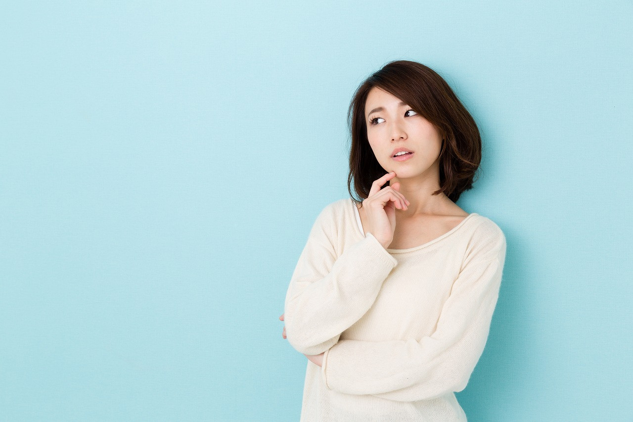 悩み顔の女性