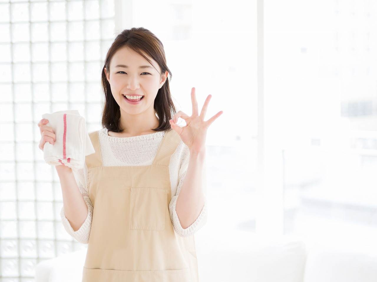 オッケーサインの女性