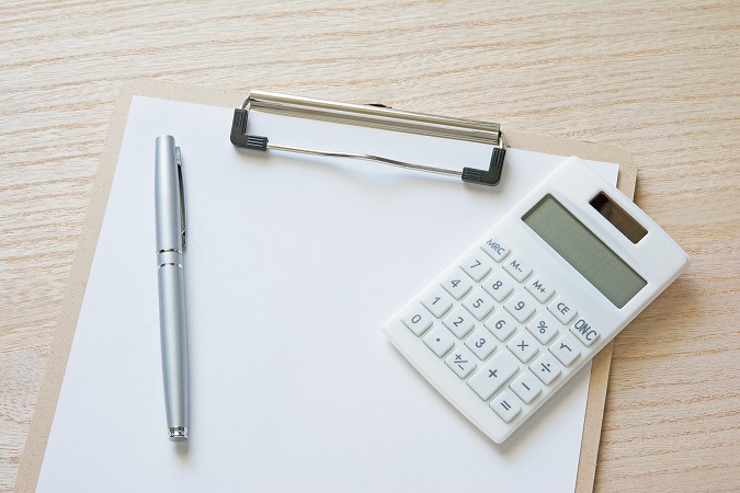 電卓とペンとバインダー