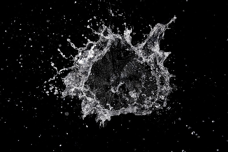 黒背景水が跳ねる