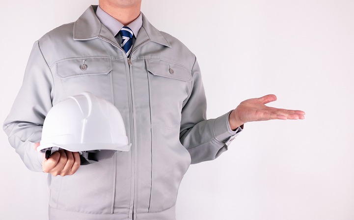 ヘルメットを持つ男性