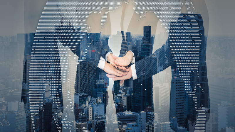 4人、手を添える