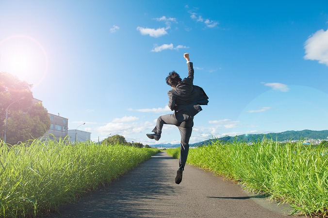 後ろ姿、ガッツポーズ